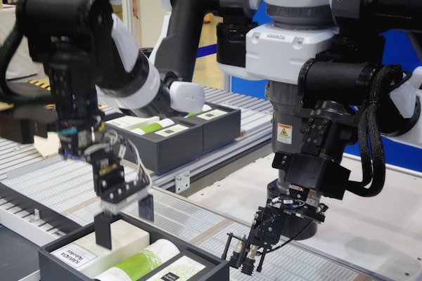Brazos robóticos en línea de automatización