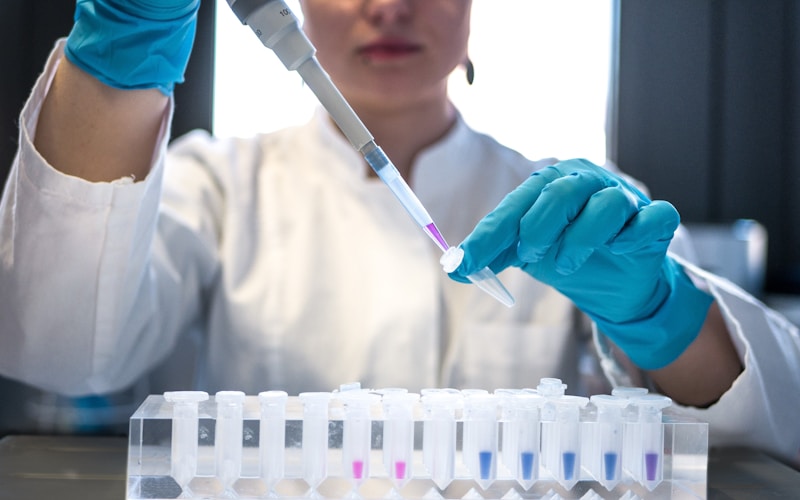 Científica analizando muestras en laboratorio de proceso