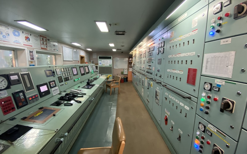 Sala de control industrial para decisión de proceso